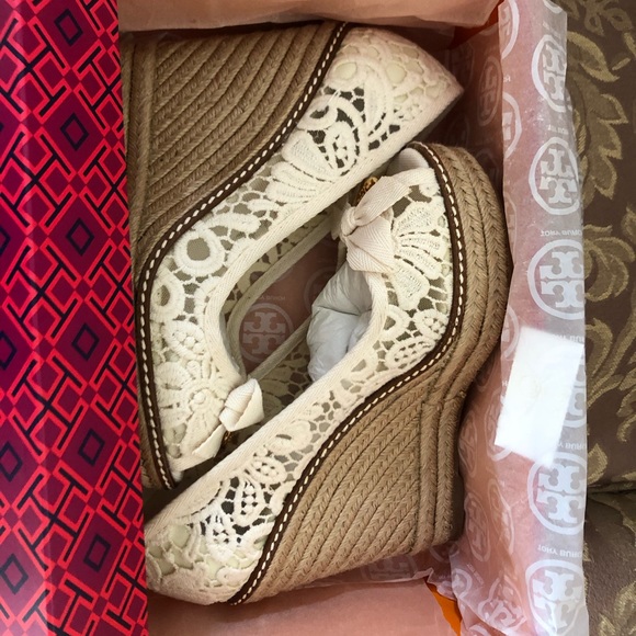 Authentic Tory Burch Lace Wedge - Picture 4 of 5
